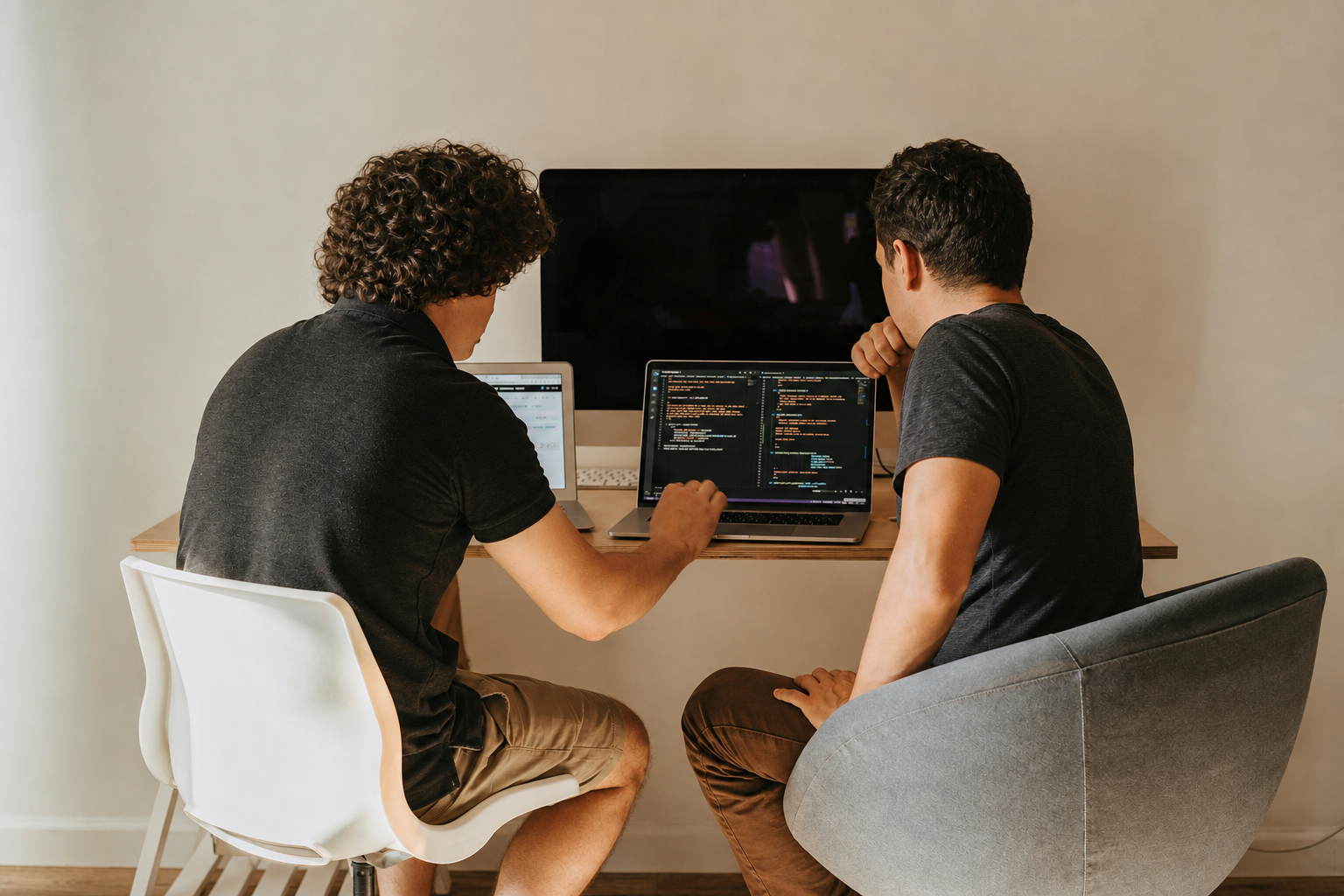 Consultant web analysant un site et des indicateurs pour accompagner sa maintenance