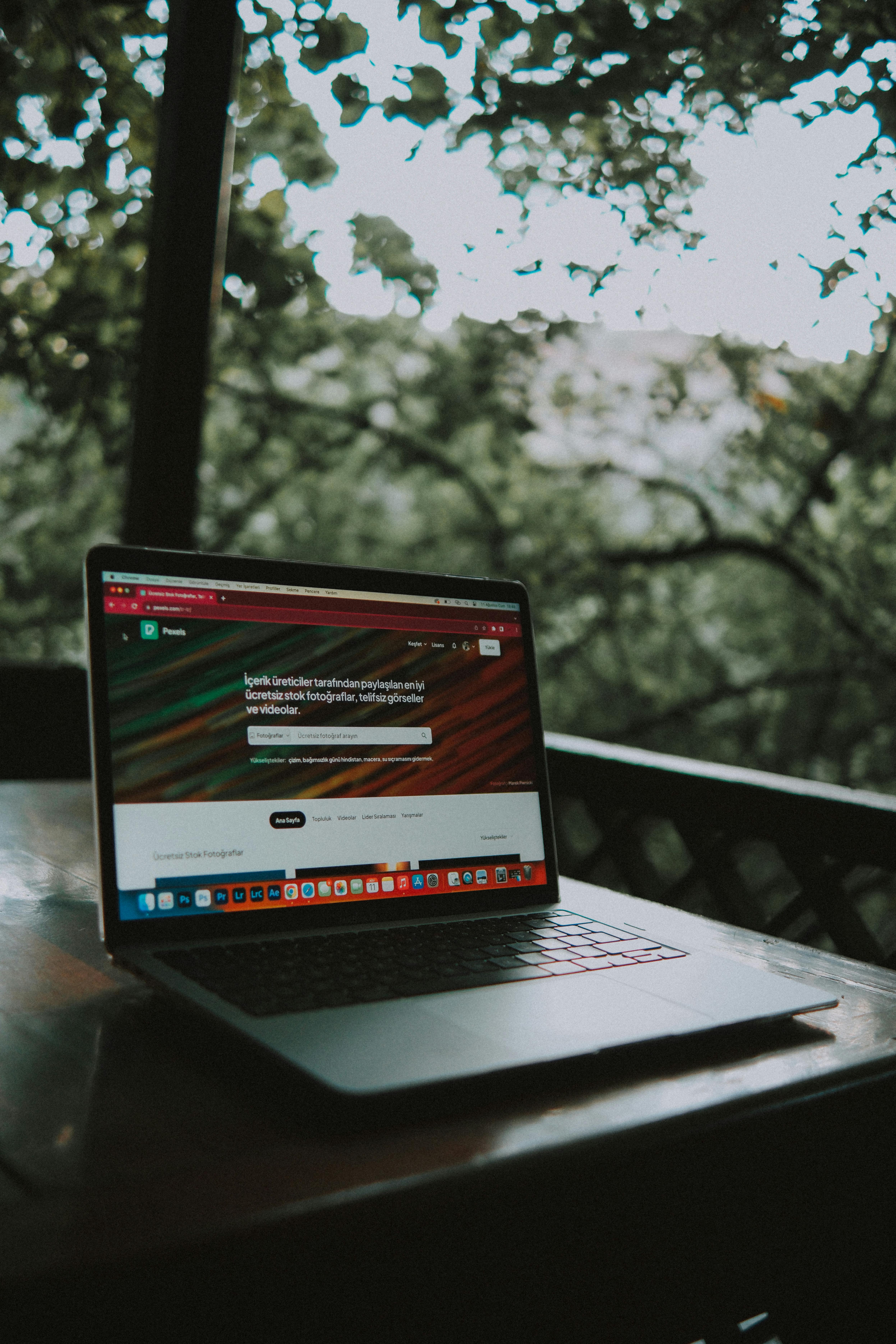 Trois écrans affichant des sites web dans une ambiance sombre